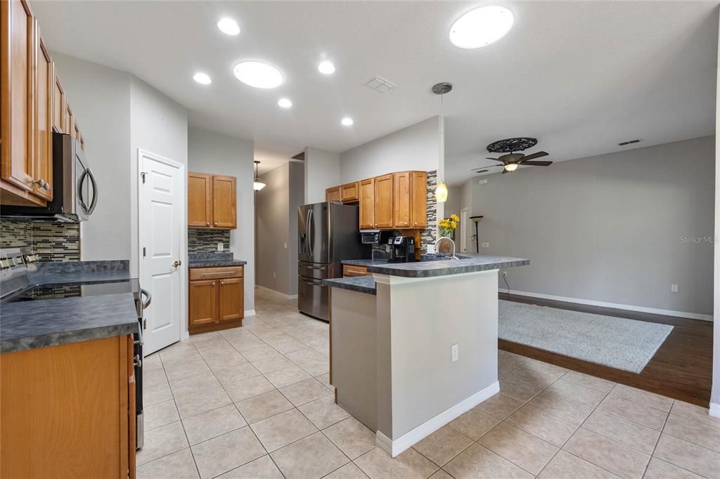 For Sale: $300,000 (2 beds, 2 baths, 1467 Square Feet)