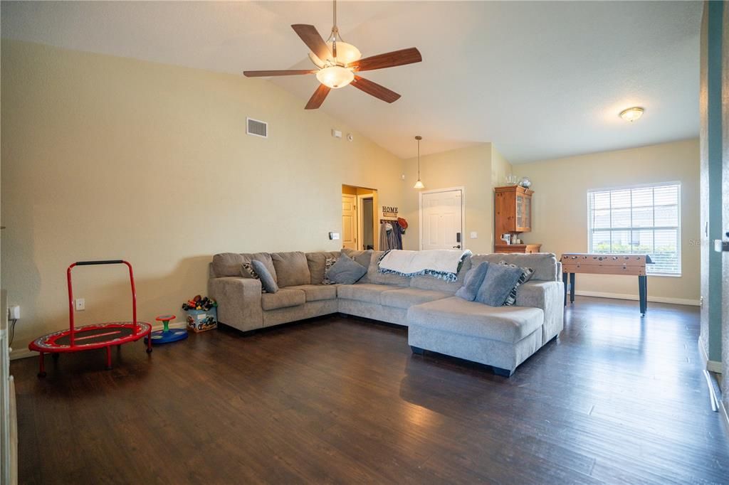 For Sale: $335,000 (3 beds, 2 baths, 1604 Square Feet)