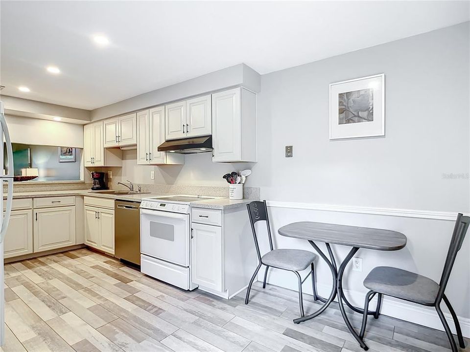 For Sale: $305,000 (2 beds, 2 baths, 1179 Square Feet)