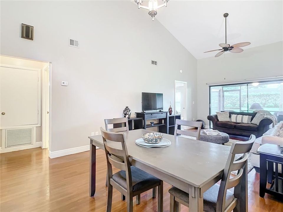 For Sale: $305,000 (2 beds, 2 baths, 1179 Square Feet)