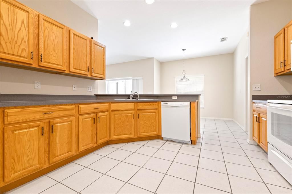 For Rent: $2,320 (4 beds, 2 baths, 2348 Square Feet)