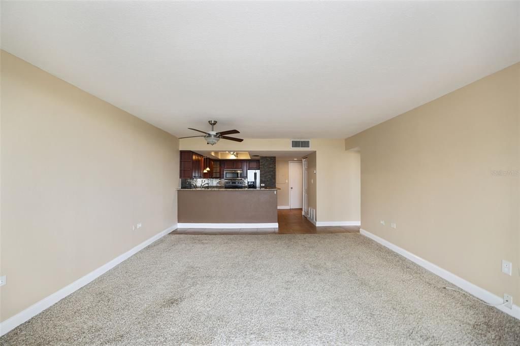 For Rent: $2,300 (1 beds, 1 baths, 885 Square Feet)