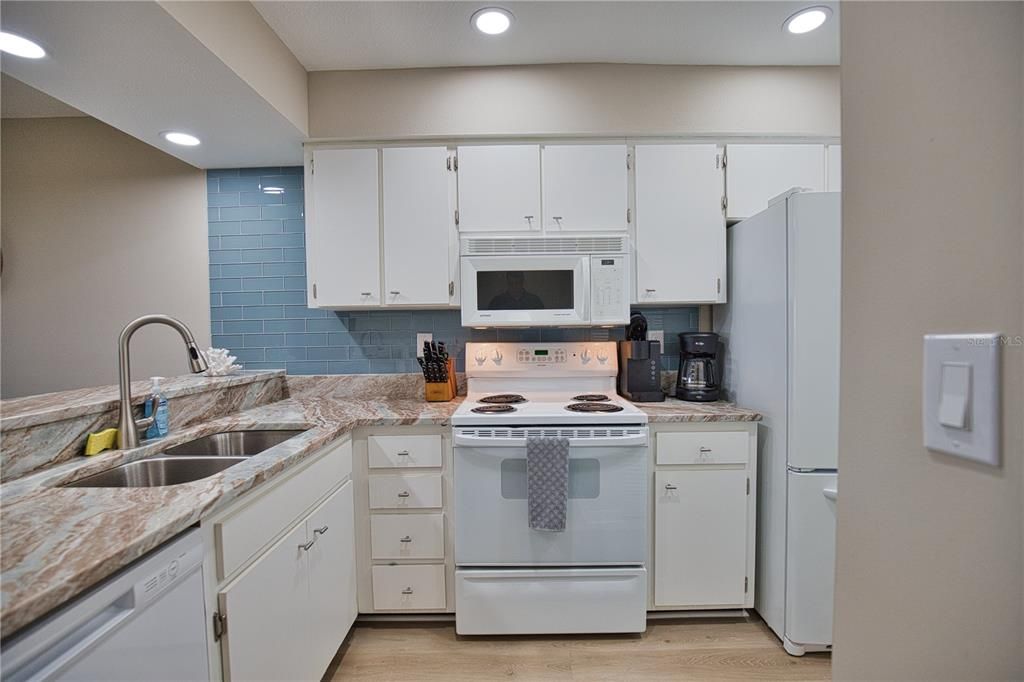 For Sale: $419,900 (2 beds, 2 baths, 1070 Square Feet)