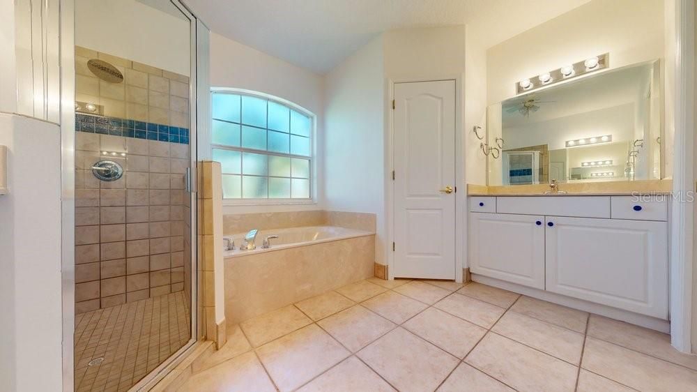 Master bath with dual sinks