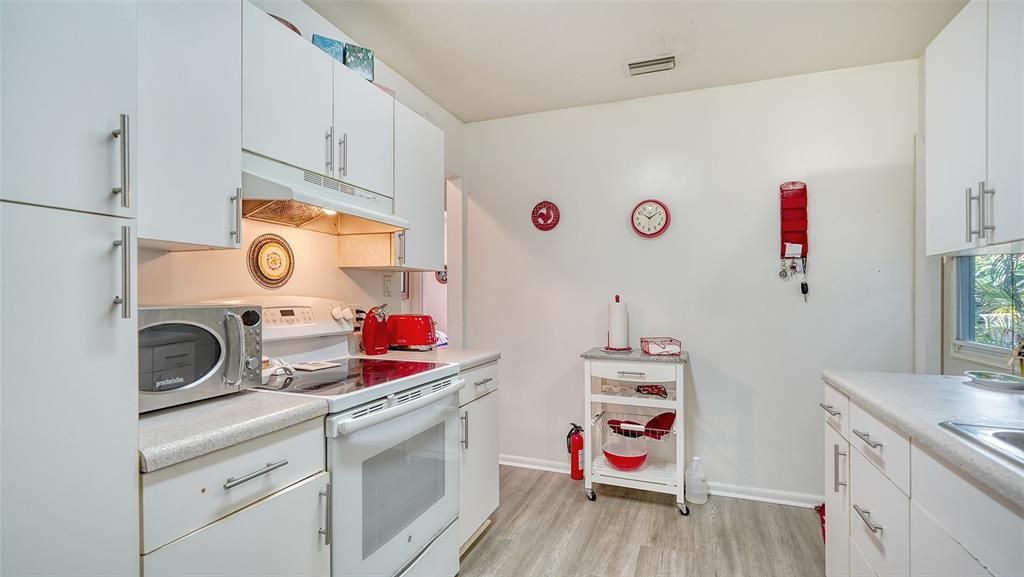 Active With Contract: $299,900 (2 beds, 1 baths, 1097 Square Feet)