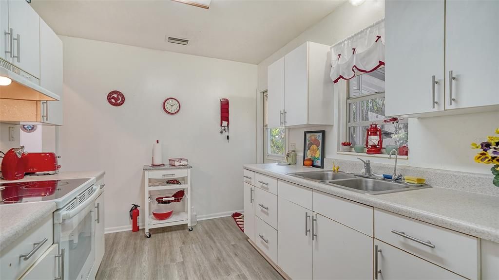 Active With Contract: $299,900 (2 beds, 1 baths, 1097 Square Feet)