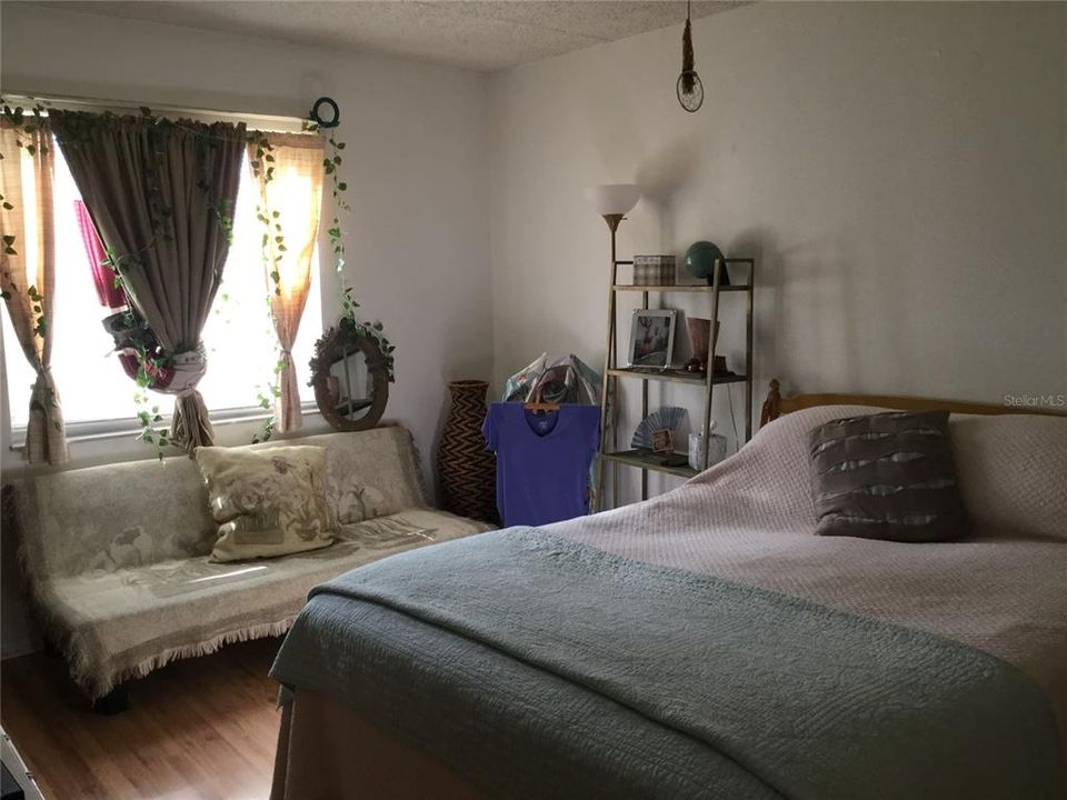 For Sale: $129,000 (1 beds, 1 baths, 700 Square Feet)