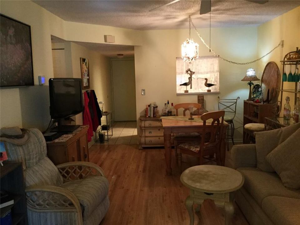 For Sale: $129,000 (1 beds, 1 baths, 700 Square Feet)