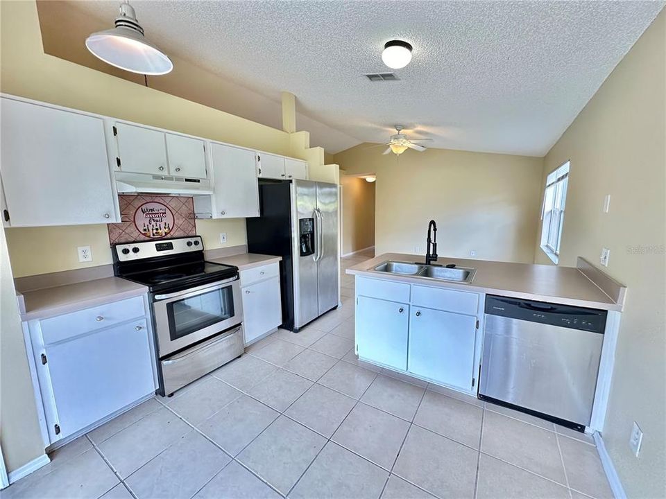 For Rent: $1,995 (4 beds, 2 baths, 1158 Square Feet)