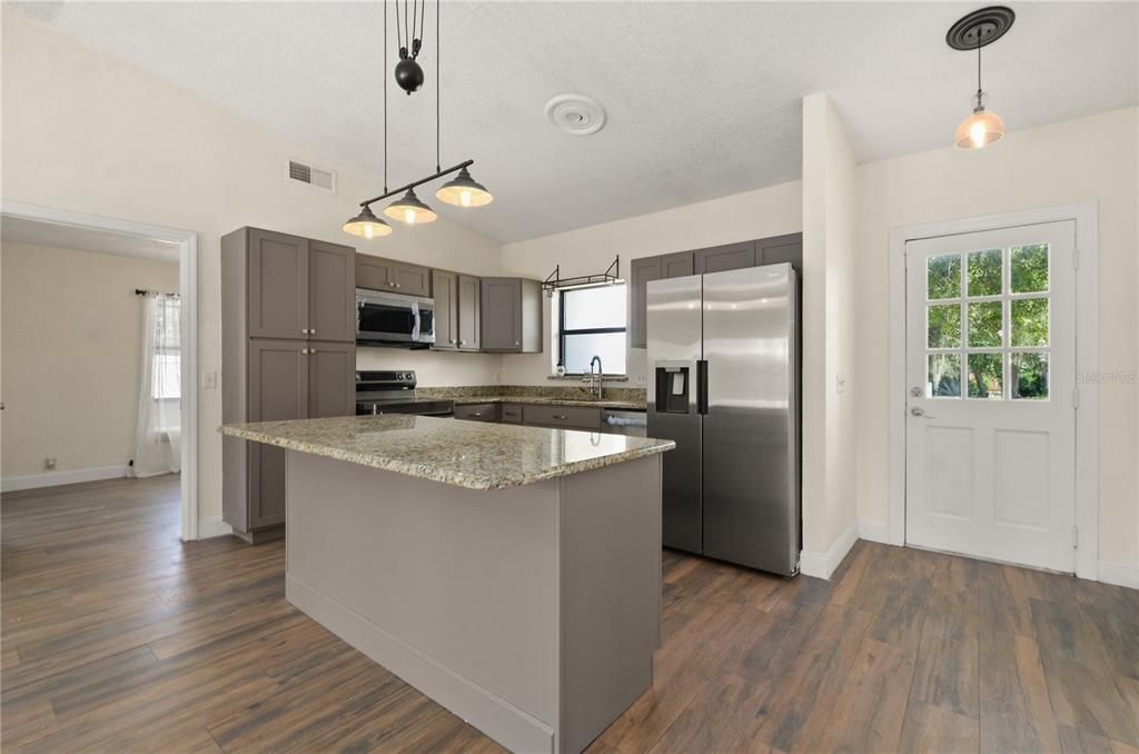 Active With Contract: $350,000 (3 beds, 3 baths, 1882 Square Feet)