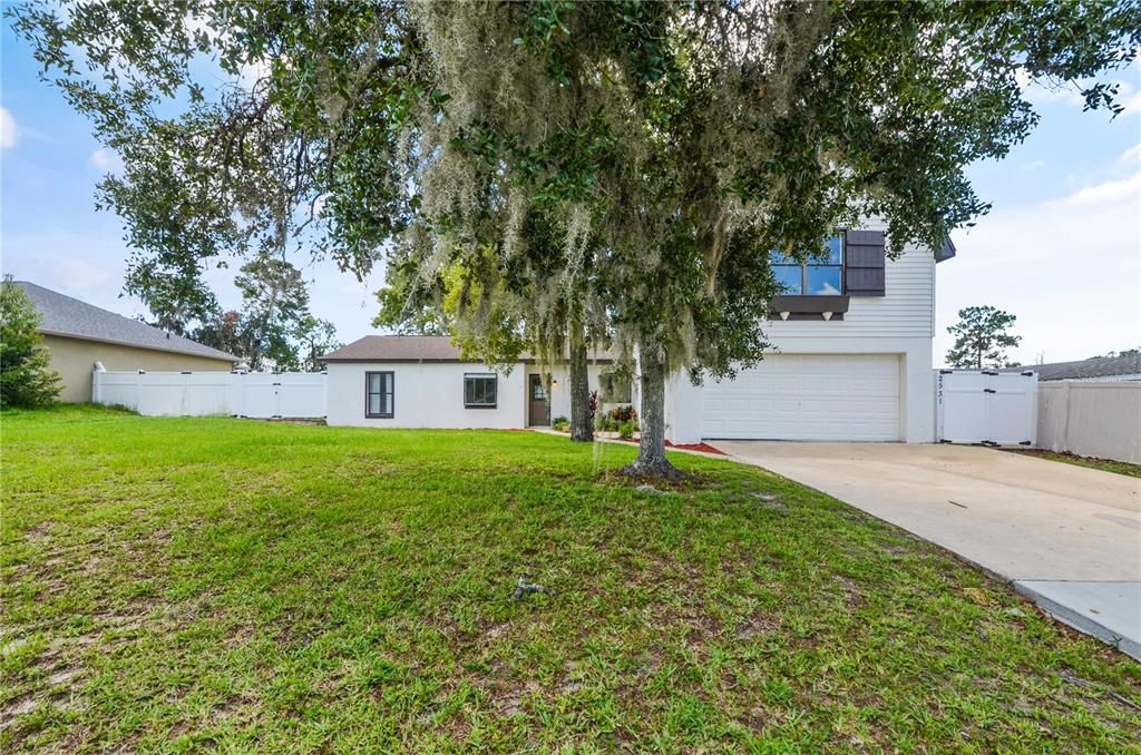 Active With Contract: $350,000 (3 beds, 3 baths, 1882 Square Feet)