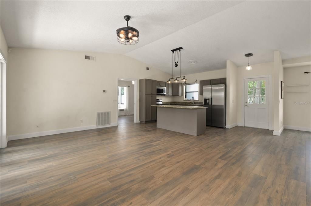 Active With Contract: $350,000 (3 beds, 3 baths, 1882 Square Feet)