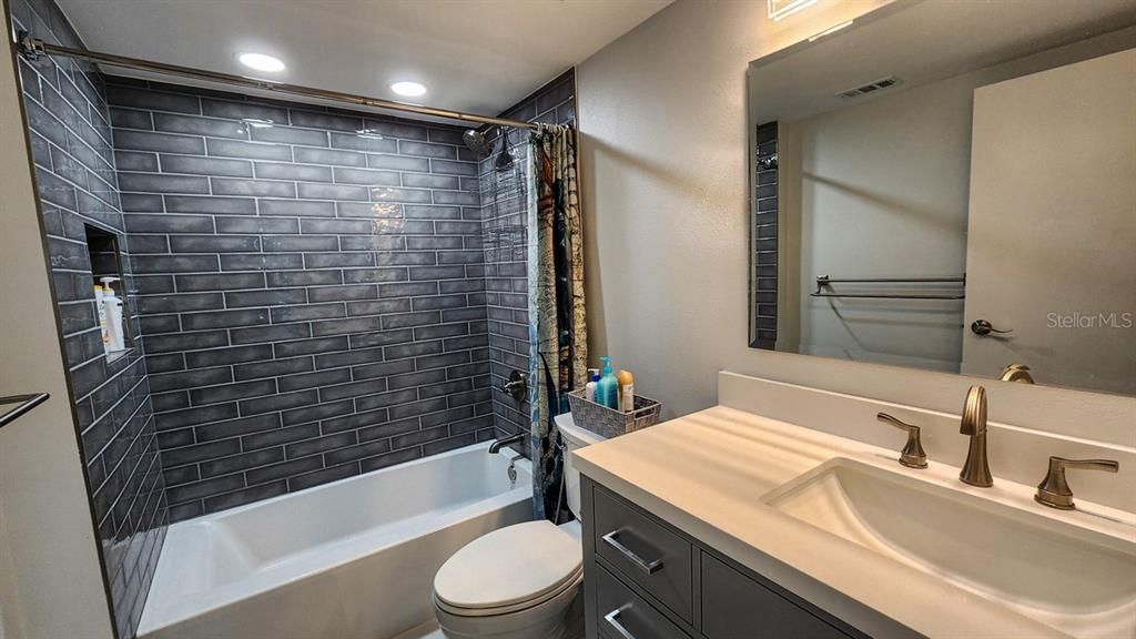 For Sale: $399,900 (2 beds, 2 baths, 1330 Square Feet)