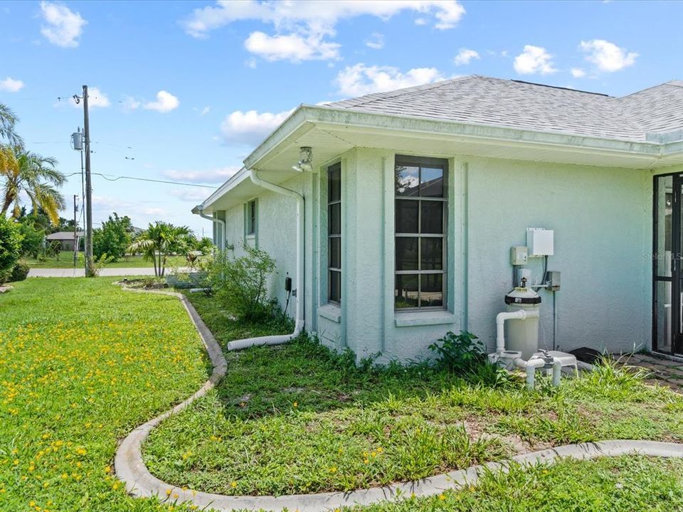 For Sale: $385,000 (3 beds, 2 baths, 1581 Square Feet)