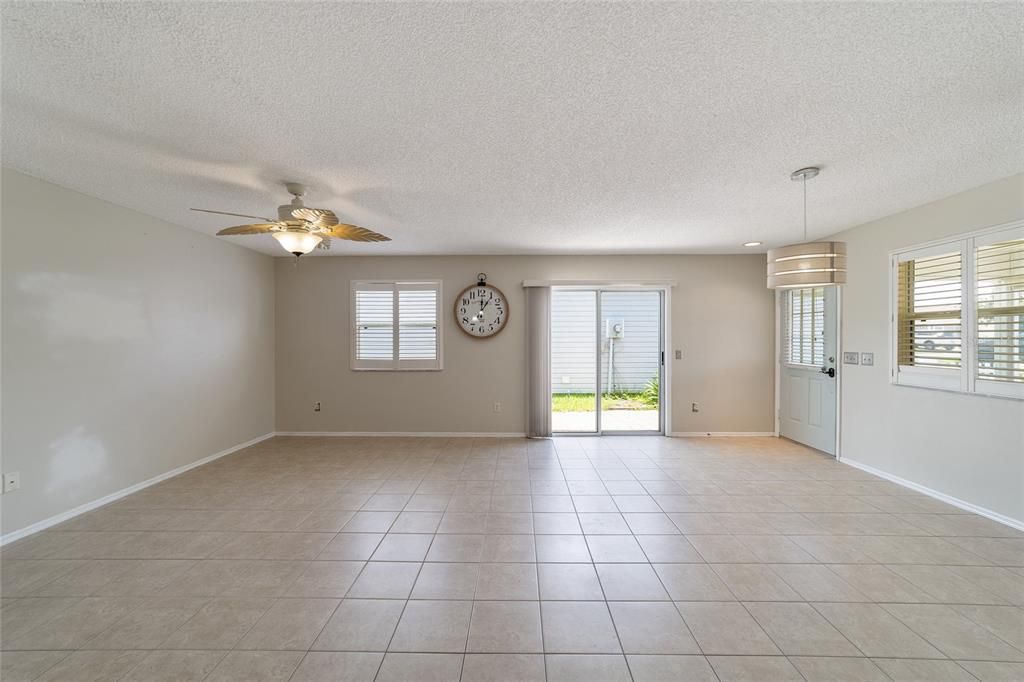 For Sale: $289,900 (2 beds, 2 baths, 1121 Square Feet)