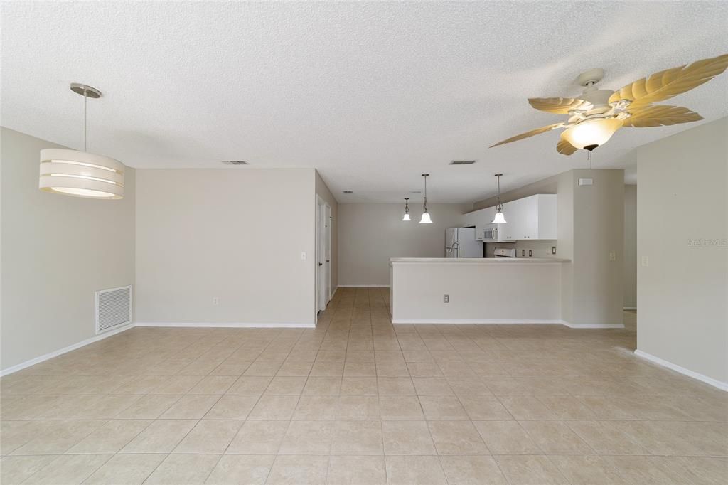 For Sale: $289,900 (2 beds, 2 baths, 1121 Square Feet)