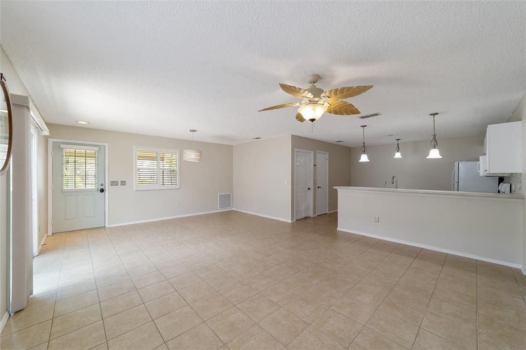 For Sale: $289,900 (2 beds, 2 baths, 1121 Square Feet)