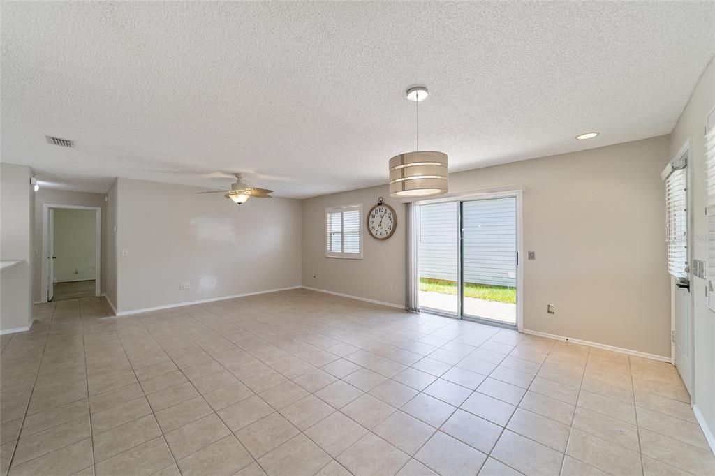 For Sale: $289,900 (2 beds, 2 baths, 1121 Square Feet)