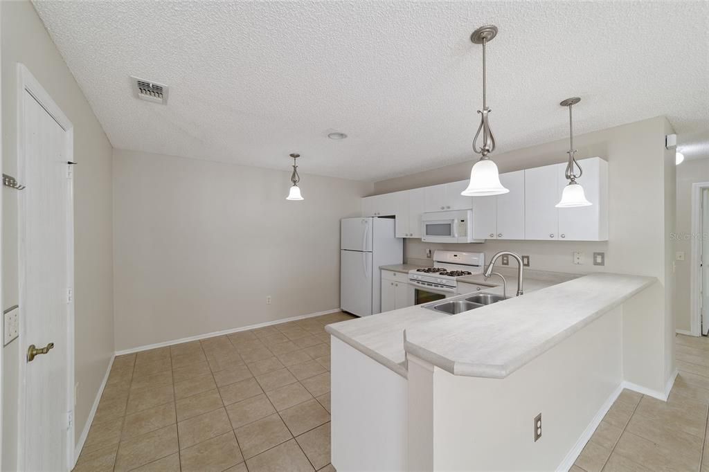 For Sale: $289,900 (2 beds, 2 baths, 1121 Square Feet)