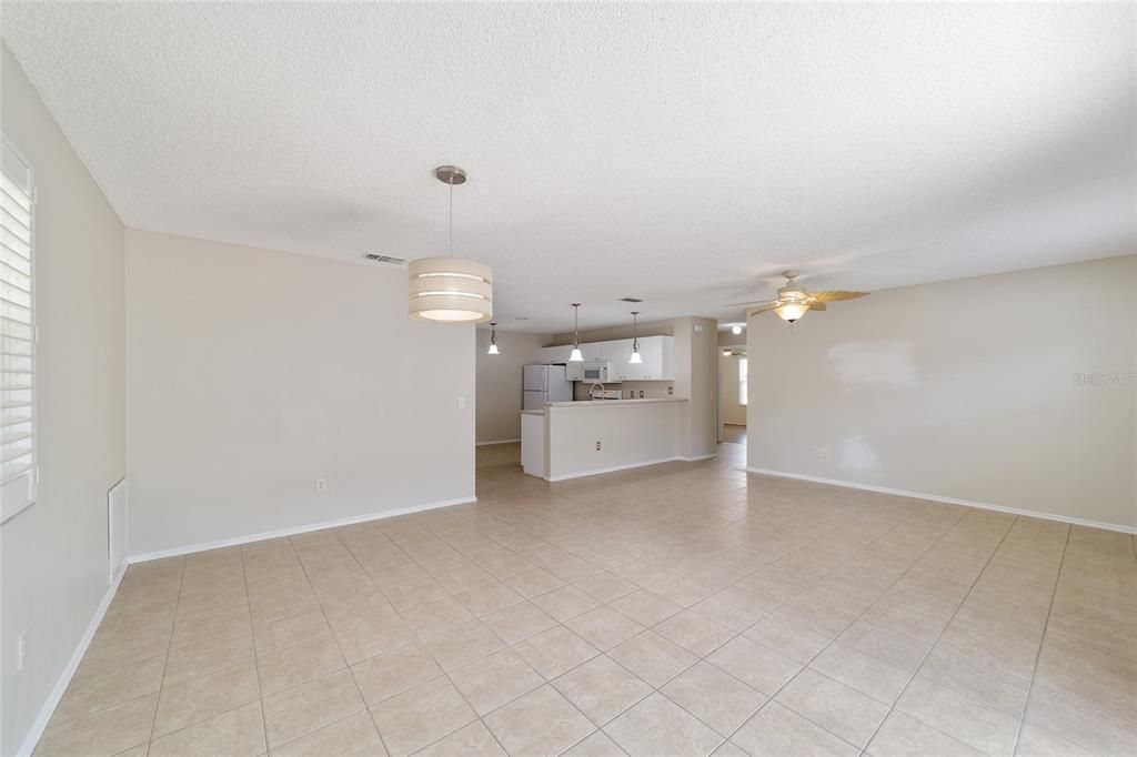 For Sale: $289,900 (2 beds, 2 baths, 1121 Square Feet)