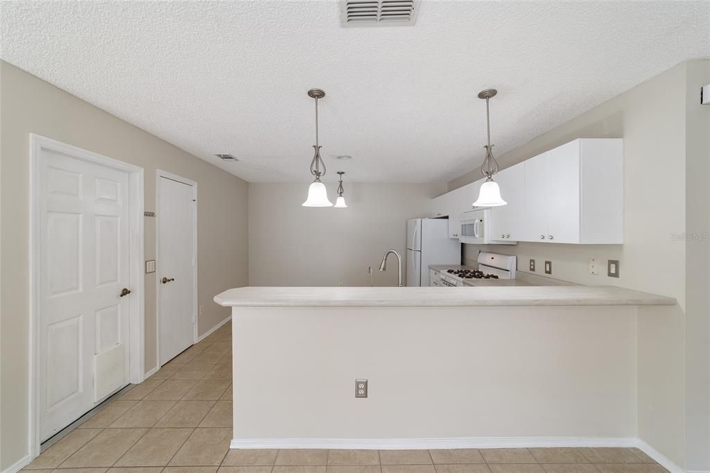 For Sale: $289,900 (2 beds, 2 baths, 1121 Square Feet)