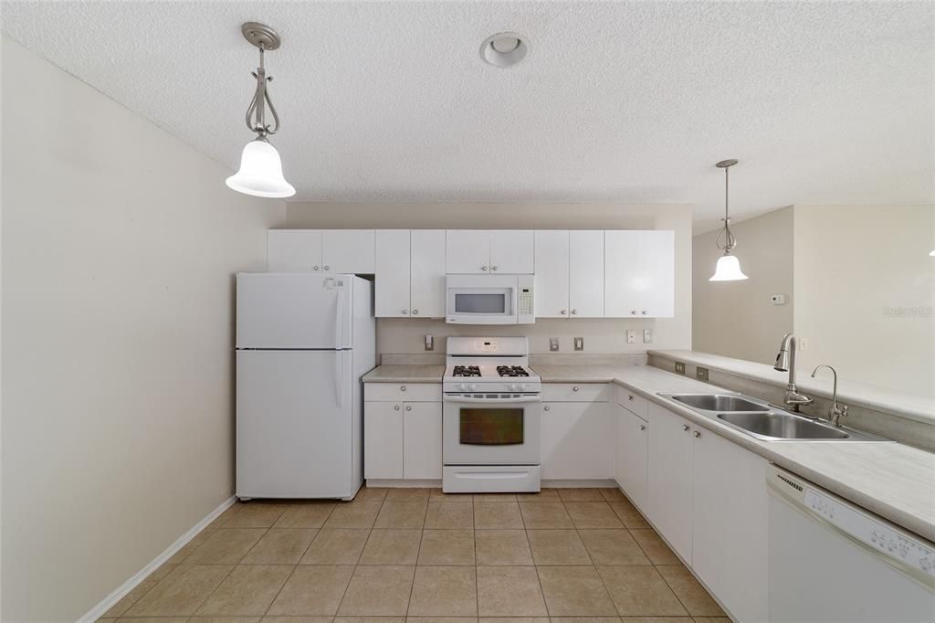 For Sale: $289,900 (2 beds, 2 baths, 1121 Square Feet)