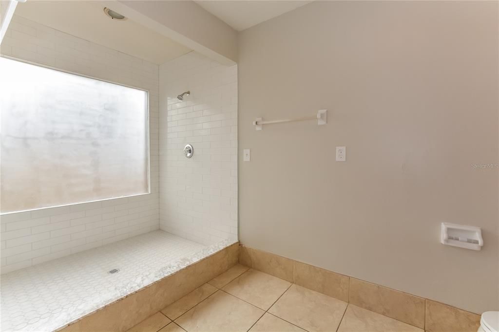 合同活跃: $2,510 (3 贝兹, 2 浴室, 2028 平方英尺)