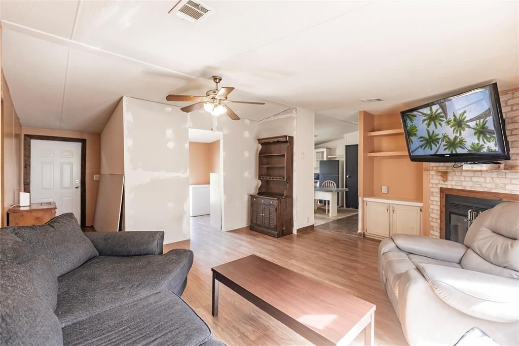 Active With Contract: $295,000 (3 beds, 3 baths, 1440 Square Feet)