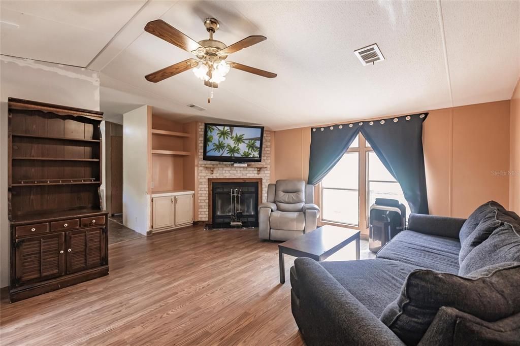 Active With Contract: $295,000 (3 beds, 3 baths, 1440 Square Feet)