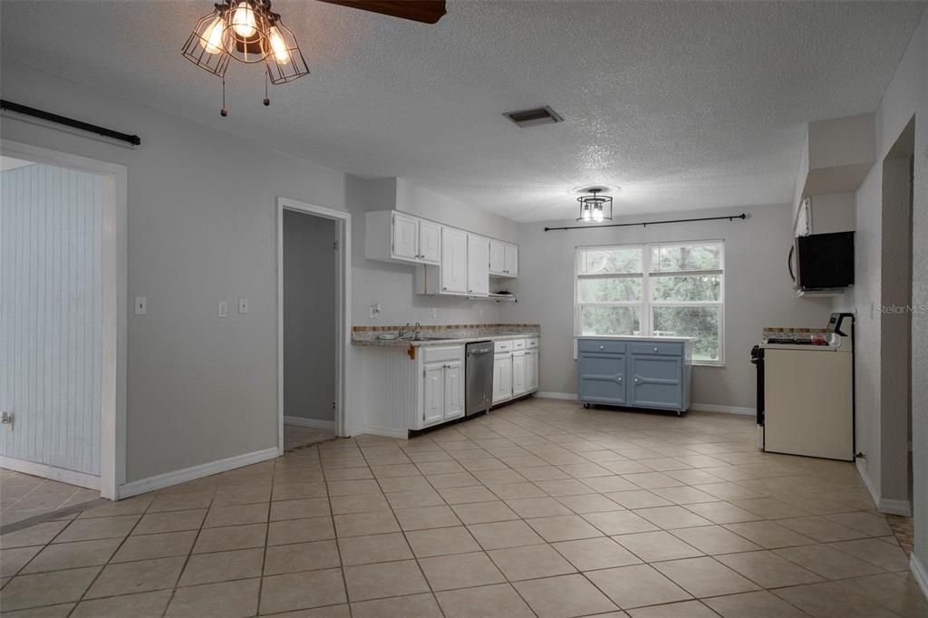 Active With Contract: $314,900 (3 beds, 2 baths, 1862 Square Feet)