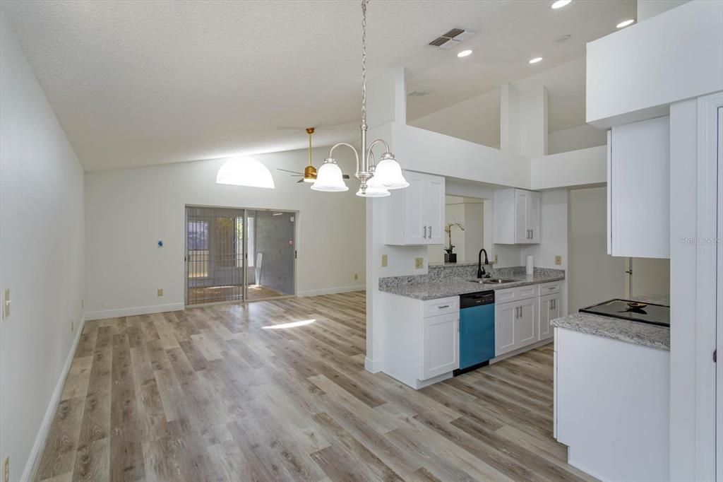 Active With Contract: $368,000 (3 beds, 2 baths, 1370 Square Feet)