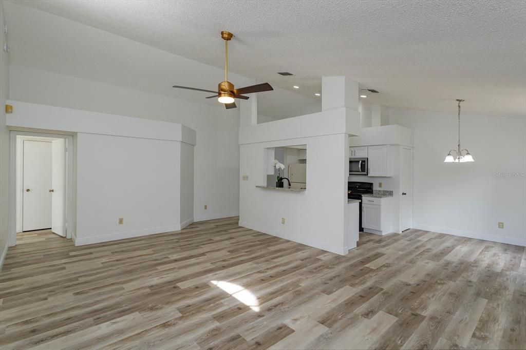 Active With Contract: $368,000 (3 beds, 2 baths, 1370 Square Feet)