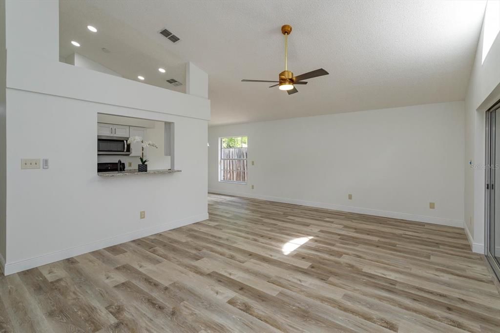 Active With Contract: $368,000 (3 beds, 2 baths, 1370 Square Feet)