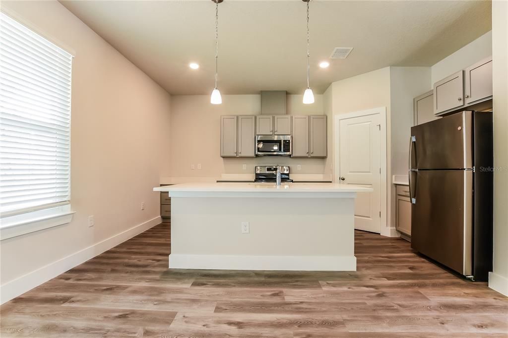 For Rent: $2,545 (5 beds, 2 baths, 1512 Square Feet)