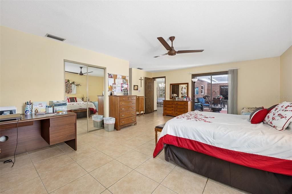 Primary bedroom with door to lanai