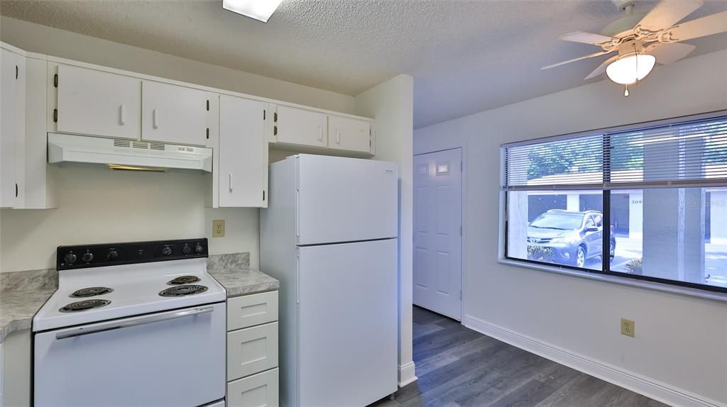 For Sale: $134,900 (2 beds, 1 baths, 864 Square Feet)