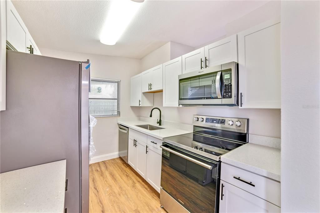 For Sale: $199,990 (2 beds, 1 baths, 1028 Square Feet)