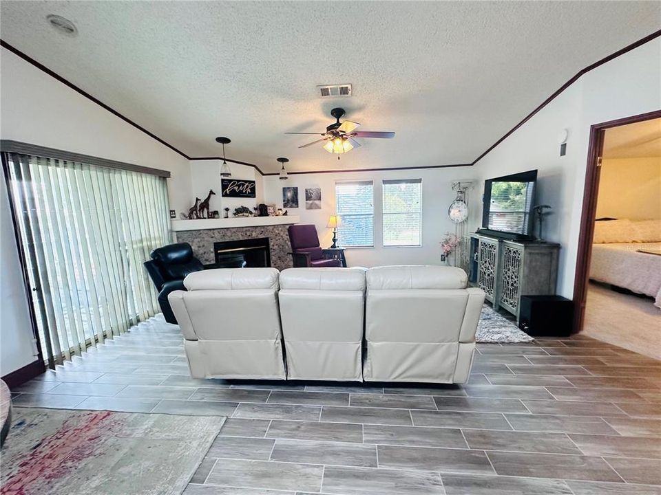 For Sale: $284,900 (3 beds, 2 baths, 1647 Square Feet)