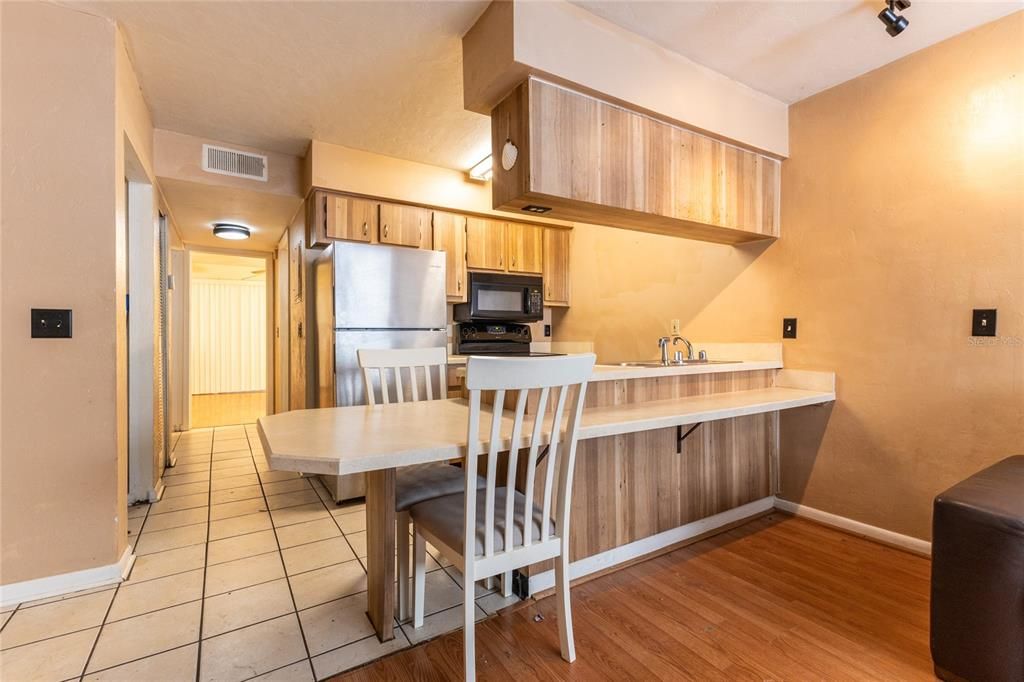 For Sale: $126,900 (1 beds, 1 baths, 705 Square Feet)