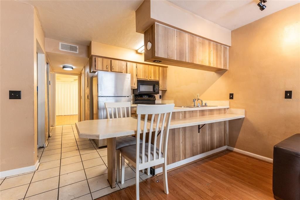 Active With Contract: $115,000 (1 beds, 1 baths, 705 Square Feet)