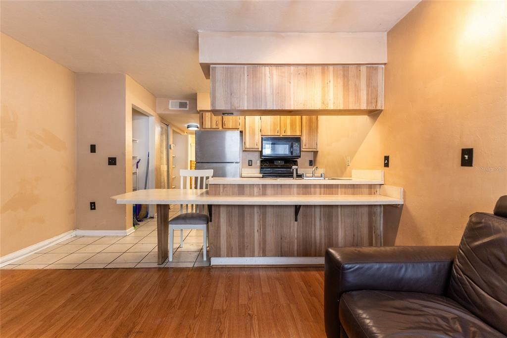 Active With Contract: $115,000 (1 beds, 1 baths, 705 Square Feet)