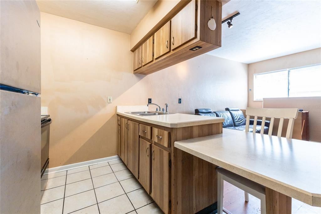 Active With Contract: $115,000 (1 beds, 1 baths, 705 Square Feet)