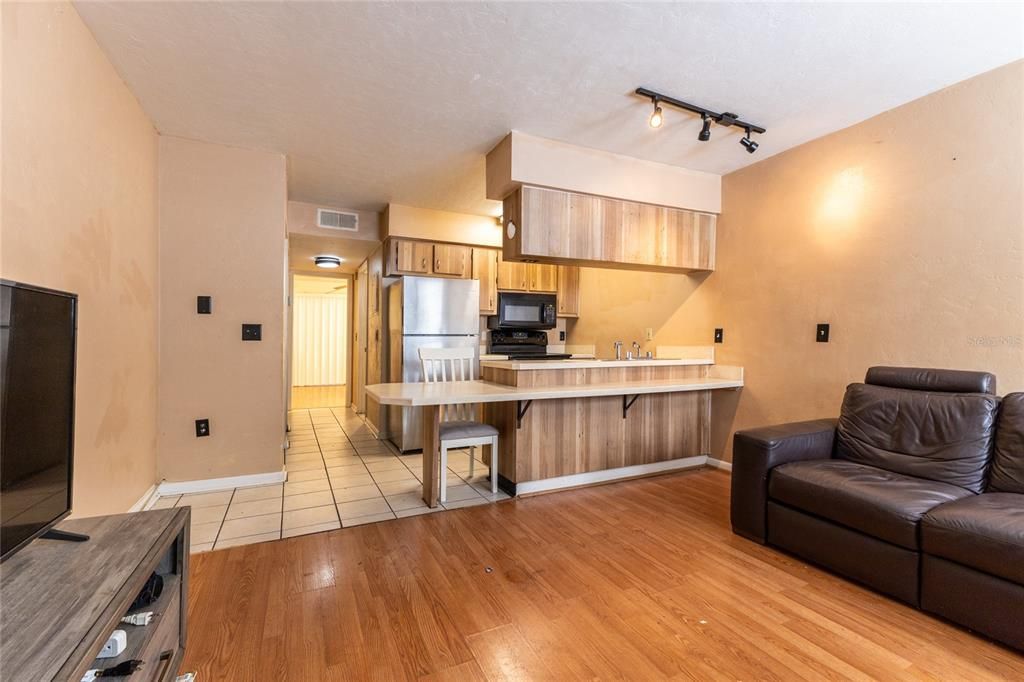 For Sale: $126,900 (1 beds, 1 baths, 705 Square Feet)