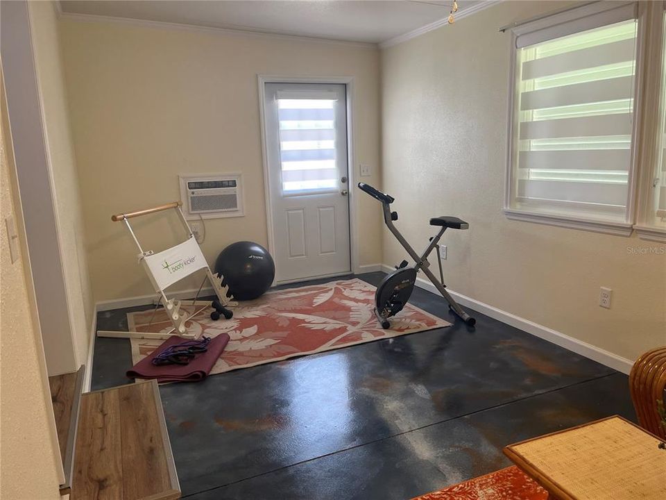 For Sale: $237,000 (2 beds, 1 baths, 872 Square Feet)
