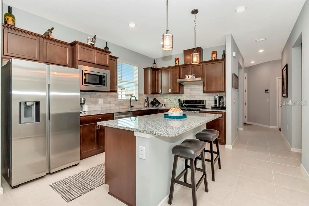 For Sale: $399,997 (2 beds, 2 baths, 1400 Square Feet)