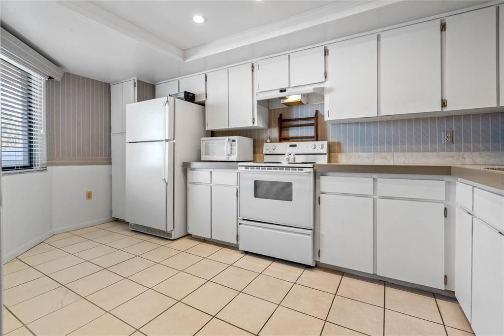 For Sale: $259,000 (2 beds, 2 baths, 1065 Square Feet)