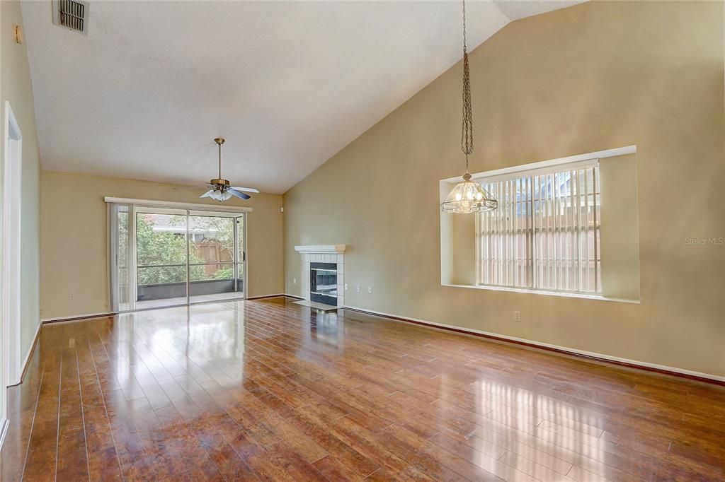 For Sale: $310,000 (2 beds, 2 baths, 1111 Square Feet)