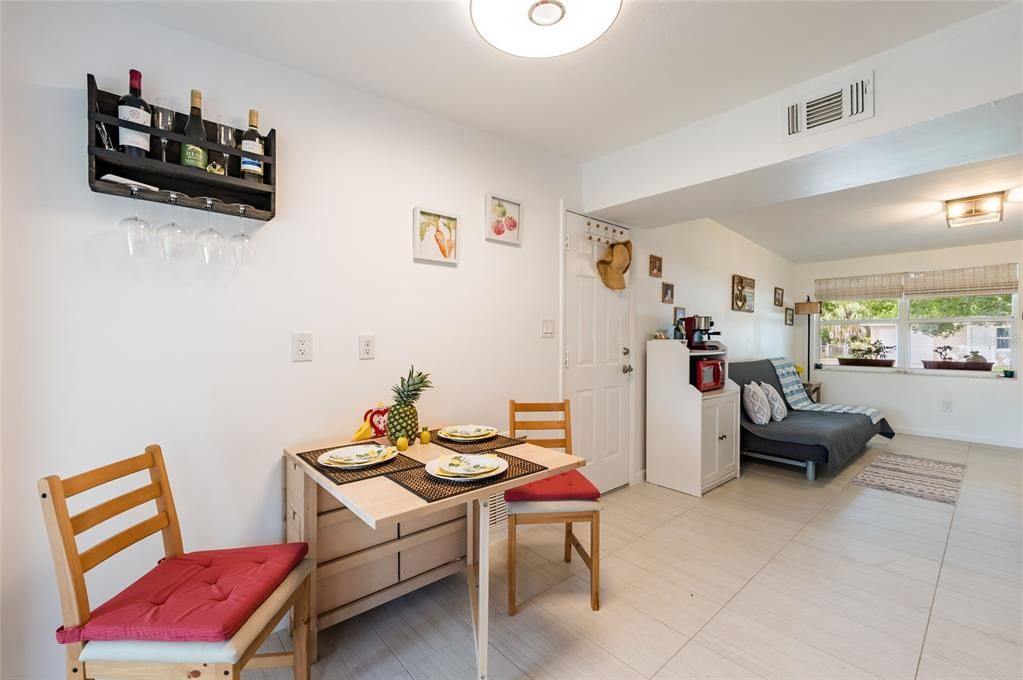 For Sale: $289,000 (2 beds, 1 baths, 676 Square Feet)