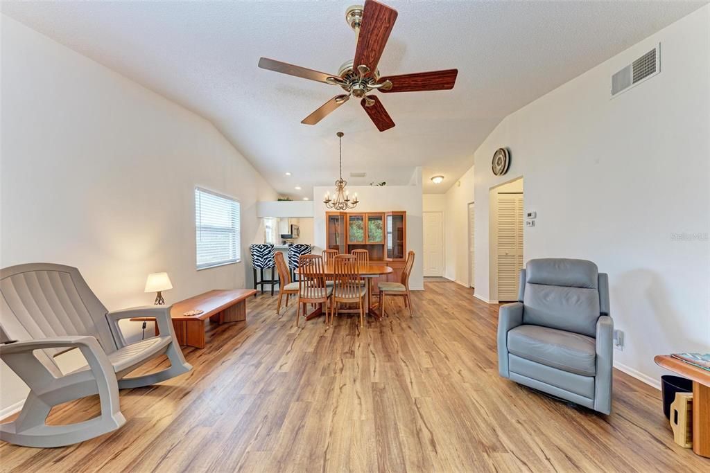 For Sale: $279,000 (2 beds, 2 baths, 1078 Square Feet)