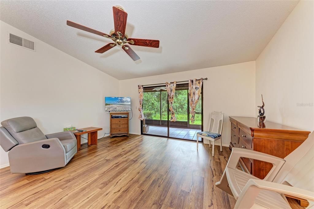 For Sale: $279,000 (2 beds, 2 baths, 1078 Square Feet)